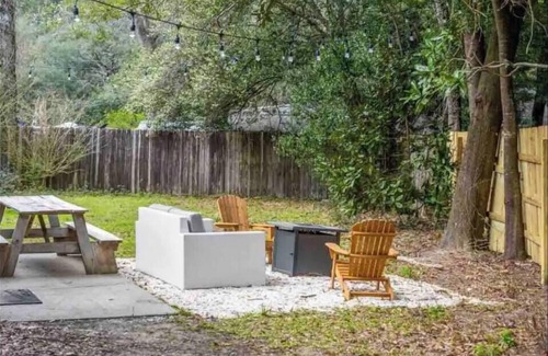 West Pensacola House | Lush Lounge~Fire Pit~BBQ~Family