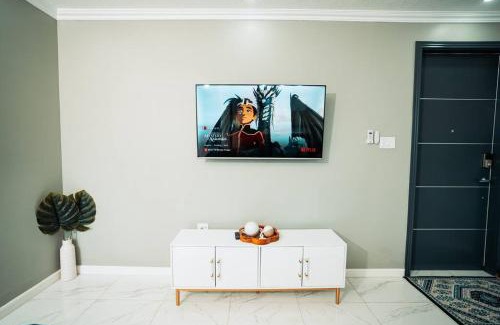 New Kingston Apartment | Lush Penthouse Escape with Rooftop Pool