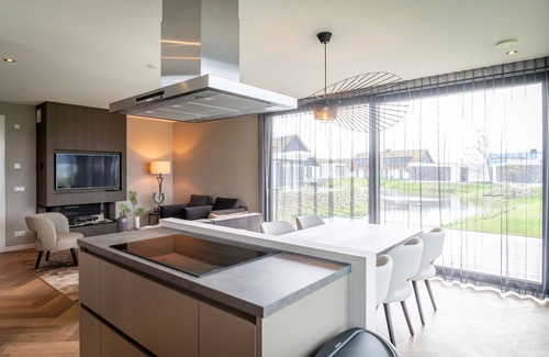 De Koog Villa | Lush villa with indoor pool near sea