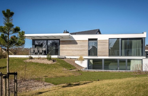 De Koog Villa | Lush villa with indoor pool near sea