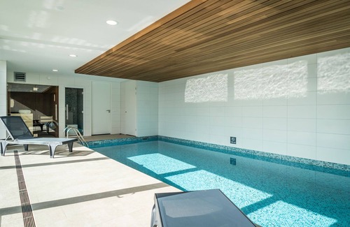 De Koog Villa | Lush villa with indoor pool near sea