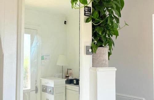 Luton House | Luton Lodge - Newly Refurbished, Ideal for Short Stay , 5 mints To Luton Airport , Train Station, Town Centre , Free off street Parking