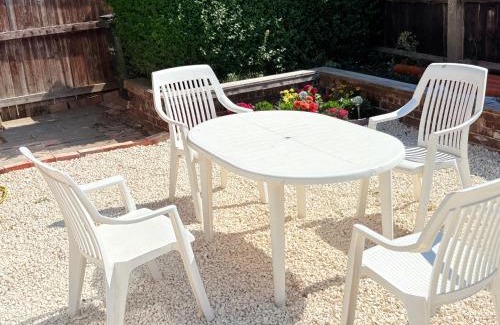 Luton House | Luton Lodge - Newly Refurbished, Ideal for Short Stay , 5 mints To Luton Airport , Train Station, Town Centre , Free off street Parking