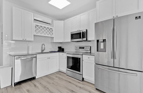 Seybold Apartment | Lux 1BD 5 min to Design District