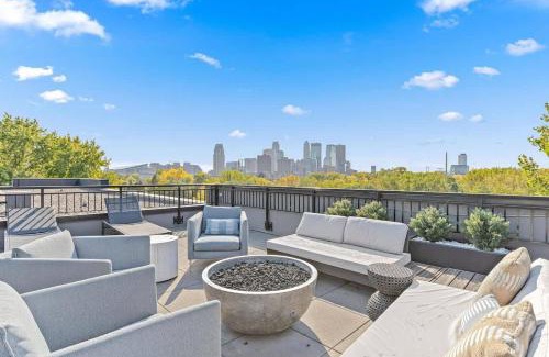 St. Anthony West Apartment | Lux 2BD Gym Rooftop Street Parking by DT UMN