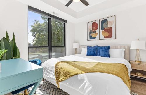 St. Anthony West Apartment | Lux 2BD Gym Rooftop Street Parking by DT UMN