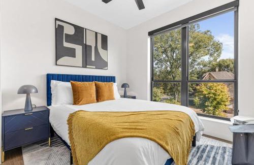 St. Anthony West Apartment | Lux 2BD Gym Rooftop Street Parking by DT UMN