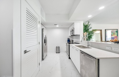 Parkside Apartment | Lux 3BR City-View Retreat in Hollywood, 2nd Floor