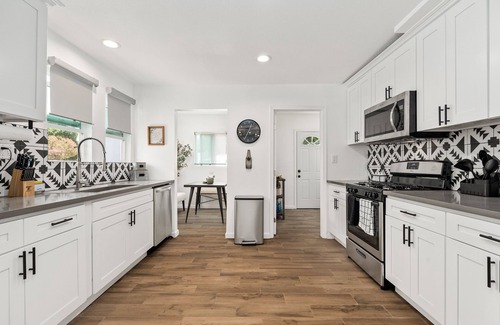 San Bernardino House | LUX 4BR Home near NOS & Yaamava w private backyard