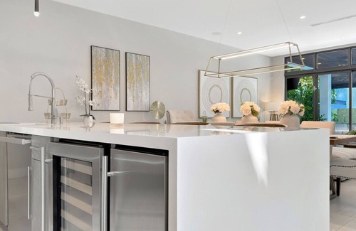 Coconut Grove House | Lux 4BR Retreat w/Heated Pool, BBQ, and Bikes