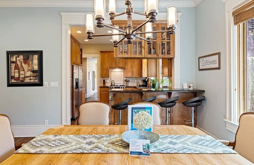North End House | ⭐️Lux 5 Star Retreat Amidst Trees: Walk 5 Blocks to Hyde Park + Indulge in Clawfoot Tub + Vast Space