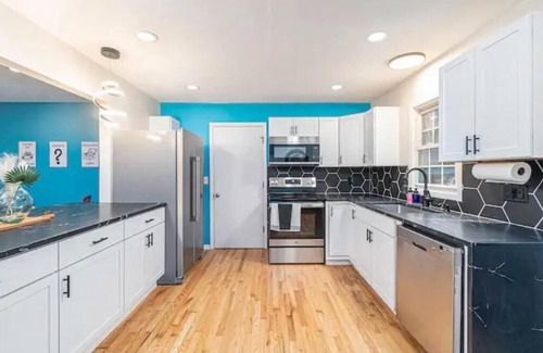 West Omaha House | Lux 6 Bedroom home w 3 King, 3 Queen, 3 Shower
