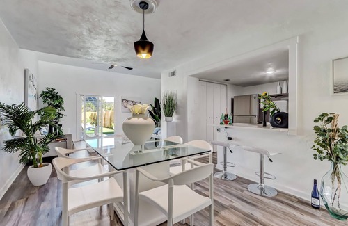 Vilano Beach House | Lux Beach Cabana - Close to Beach & Restaurants