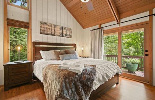 Seven Devils House | Lux Chalet with Amazing Views of Grandfather Mtn!