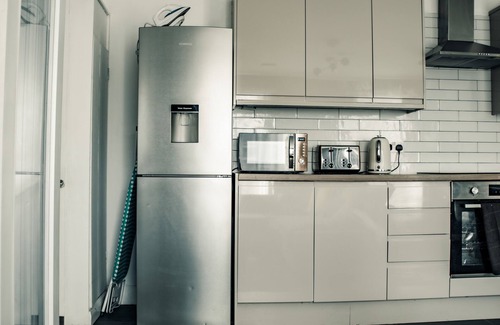 Kirkheaton Apartment | Lux & Comfort At Dealhouse Apt King Bed