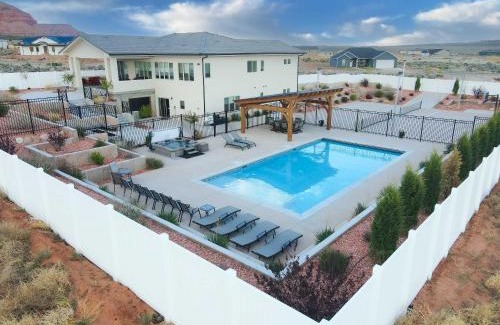 Kanab House | Lux Kanab Home with Pool Hot Tub Pickleball Courts
