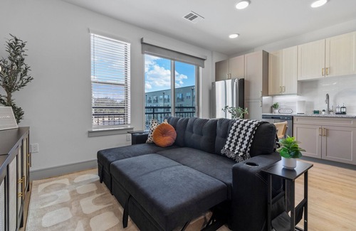 McNeil Apartment | Lux King Suite | Gym | Pool | AC | Domain Mall