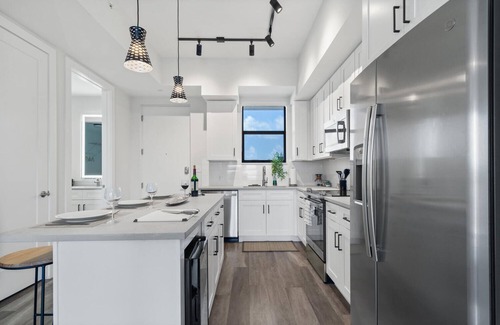 West Palm Beach Apartment | Lux King Suite|EV|Onsite Gym|Near PBI, Beach, Hospitals & shopping
