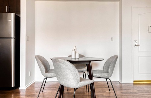 La Brea Apartment | Lux Mid-Wilshire 2BR w/Sundeck, BBQ, near The Grove, by Blueground