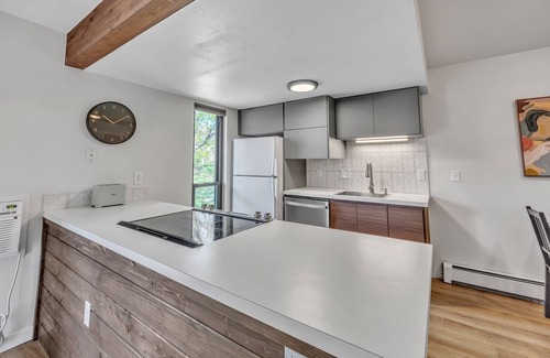 East Boulder Condo | LUX Modern Condo - POOL - Free Parking - CLEAN