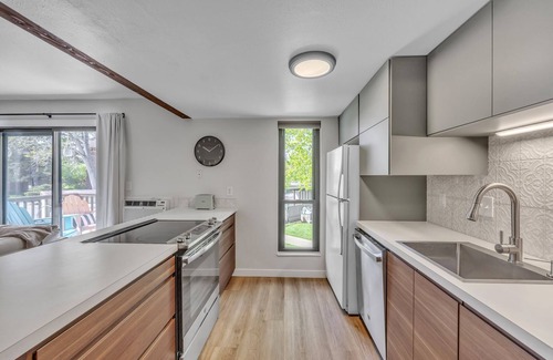 East Boulder Condo | LUX Modern Condo - POOL - Free Parking - CLEAN