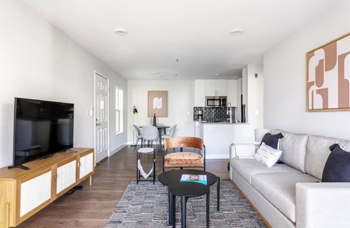Old Mountain View Apartment | Lux Mountain View 1BR w/Gym, Pool, Parking, near Transit, by Blueground