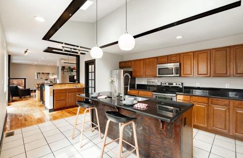 Pendleton Apartment | Lux Parkside 1BR - Patio - Sun Deck - Free Parking