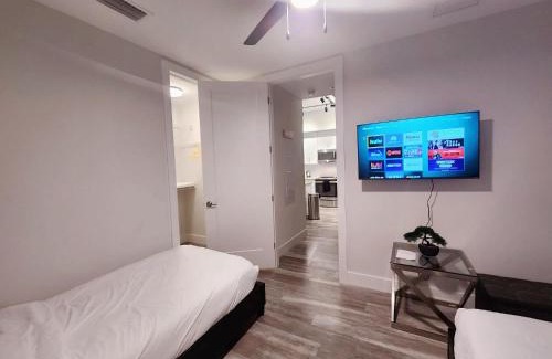 West Palm Beach Apartment | Lux property great for 1 to 8 Guests-family trip ,5Beds 2Rooms Staycation with Gym and EV, proximity to Downtown and Beaches