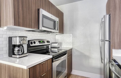 Sunnyvale West Apartment | Lux Sunnyvale 1BR w/W/D, Gym & Pool, 10 min to FB & Google, by Blueground