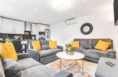 Kensington Apartment | LUXaway 2BR Kensington with AC - Sleeps up to 11