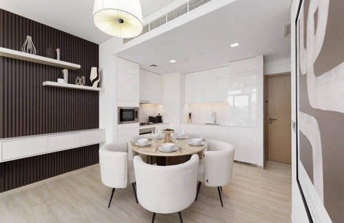 Dubai Apartment | Luxe 1-Bedroom Elegance in Palace Residences