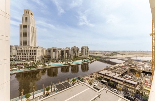 Dubai Apartment | Luxe 1-Bedroom Elegance in Palace Residences