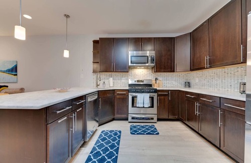 Columbia Heights Bed & Breakfast | Luxe 2BD/2BA Townhouse in Hip Area - Near Metro