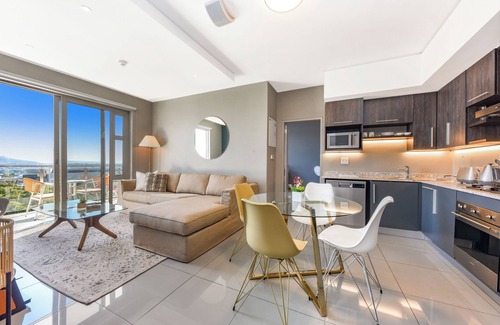 Greater Johannesburg Metropolitan Area Apartment | Luxe 2BR at The Tyrwhitt, Chic Rosebank Living