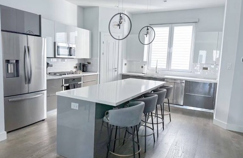 Shady Acres House | Luxe 3Bed Townhome in Heights with WiFi, Private Rooftop, Private Parking