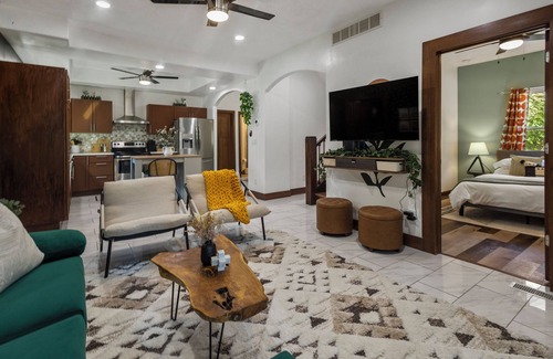 Lincoln House | Luxe 4bd - Movie, Games - Centrally Located