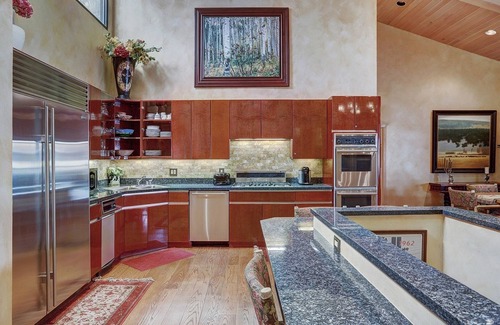 Vail Condo | Luxe 4BR residence at The Hythe - walk to lifts - pool, spa, gym, dining onsite!