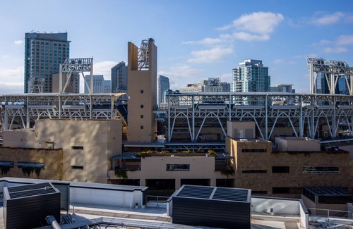 East Village Apartment | LUXE Apartment- Downtown BallPark Area- sleeps 6