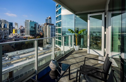 East Village Apartment | LUXE Apartment- Downtown BallPark Area- sleeps 6