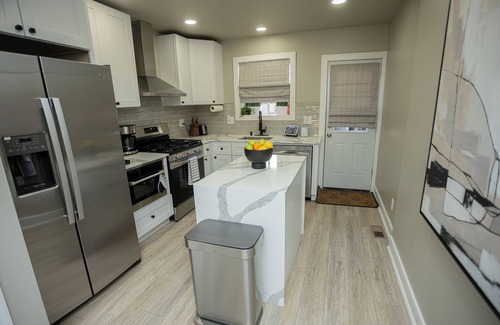 Newbold House | Luxe Boutique Style Retreat - Prime Location - Airport/Downtown minutes away