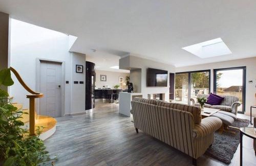 Worthing Villa | Luxe Bungalow w/Hot tub, pool table & more