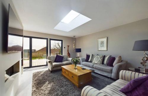 Worthing Villa | Luxe Bungalow w/Hot tub, pool table & more