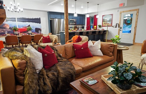 Omaha Cabin | Luxe Cabin>Hot Tub>Indoor Pool>Fire Pit>Game Table>Fishing>Pickleball>Hiking