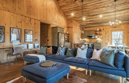 Morganton Cabin | Luxe Cabin Retreat HotTub 20 min Blue Ridge Vineyards Games Firepit Pets