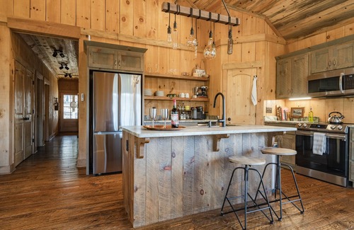 Morganton Cabin | Luxe Cabin Retreat HotTub 20 min Blue Ridge Vineyards Games Firepit Pets