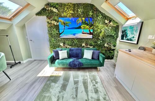 Bournemouth City Centre Apartment | Luxe Chic Retreat - Tropical Vibes & Skylight Serenity - WiFi - Large Smart TV - Minutes Walk to Town and Beach - Sleeps 3