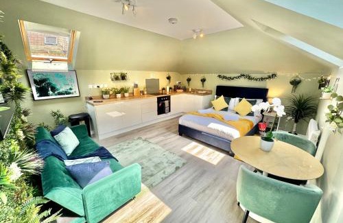 Bournemouth City Centre Apartment | Luxe Chic Retreat - Tropical Vibes & Skylight Serenity - WiFi - Large Smart TV - Minutes Walk to Town and Beach - Sleeps 3