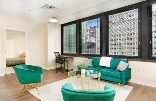 Downtown Pittsburgh Apartment | Luxe City Views PRIME LOCATION 8TH FLOOR PANORAMIC VIEWS FAST WIFI 24-7 Gym Lounge Roku