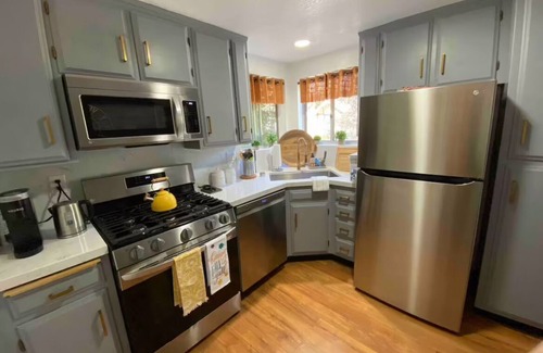 Arrowhead Villas Cottage | Luxe Cozy Lake Arrowhead Cabin New Hot Tub Kid & Dog Friendly