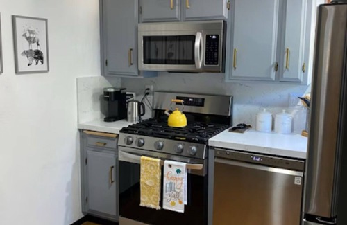 Arrowhead Villas Cottage | Luxe Cozy Lake Arrowhead Cabin New Hot Tub Kid & Dog Friendly